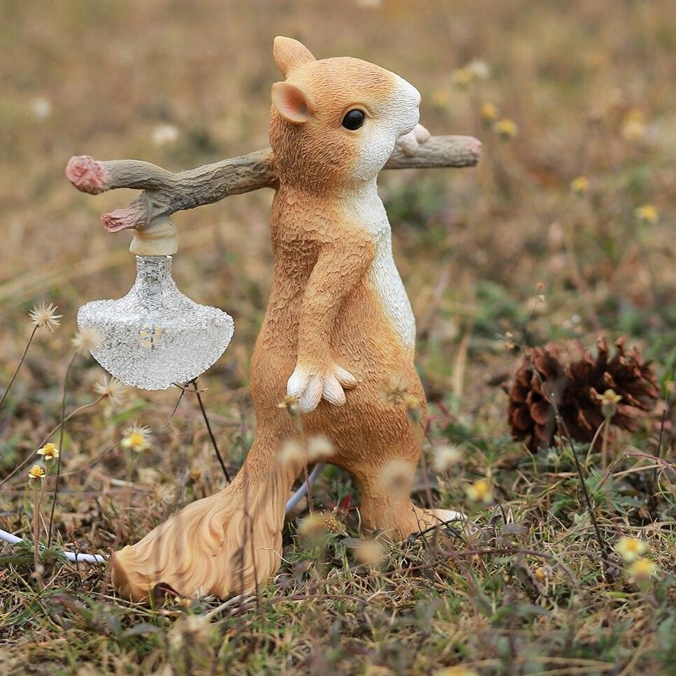 Tischlampe Eichhörnchen – Dekorative LED-Lampe mit Sockel aus Harz und Glas