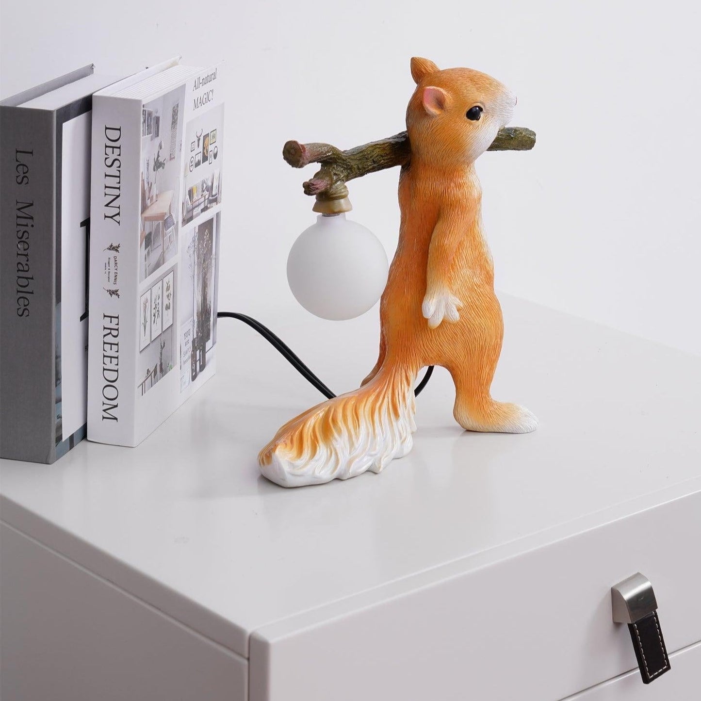 Tischlampe Eichhörnchen – Dekorative LED-Lampe mit Sockel aus Harz und Glas
