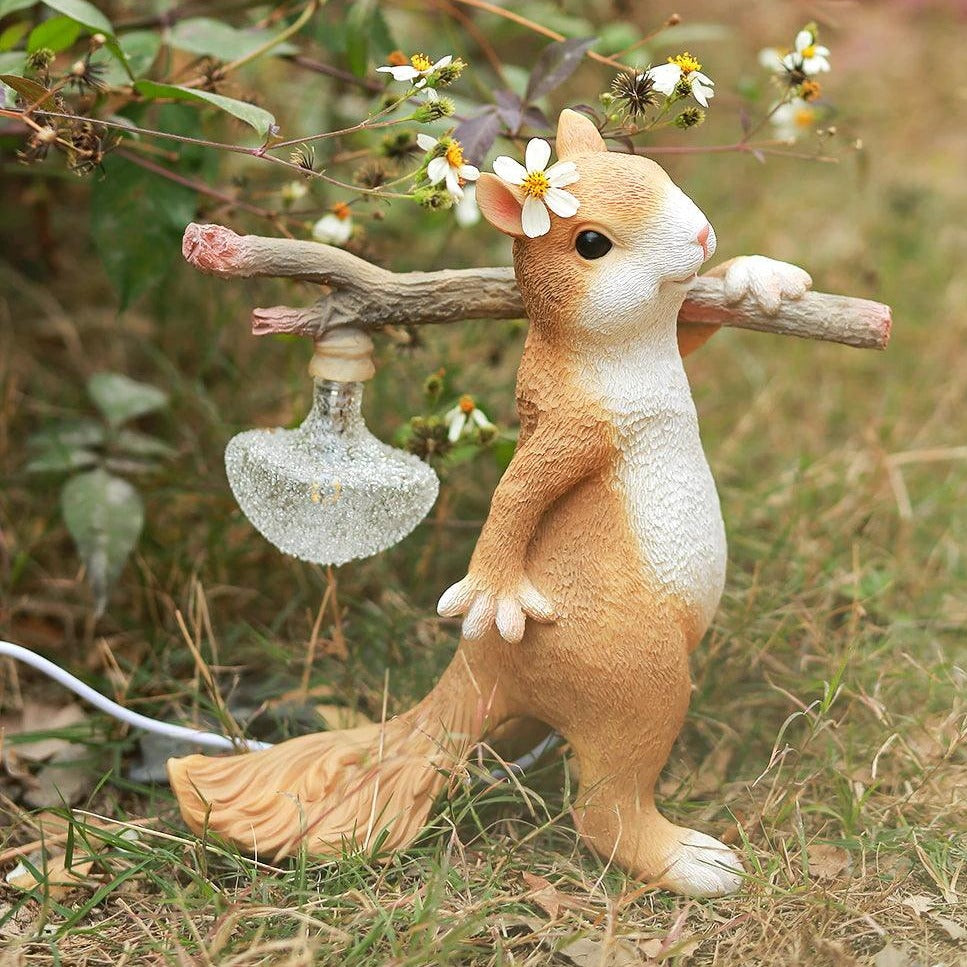 Tischlampe Eichhörnchen – Dekorative LED-Lampe mit Sockel aus Harz und Glas