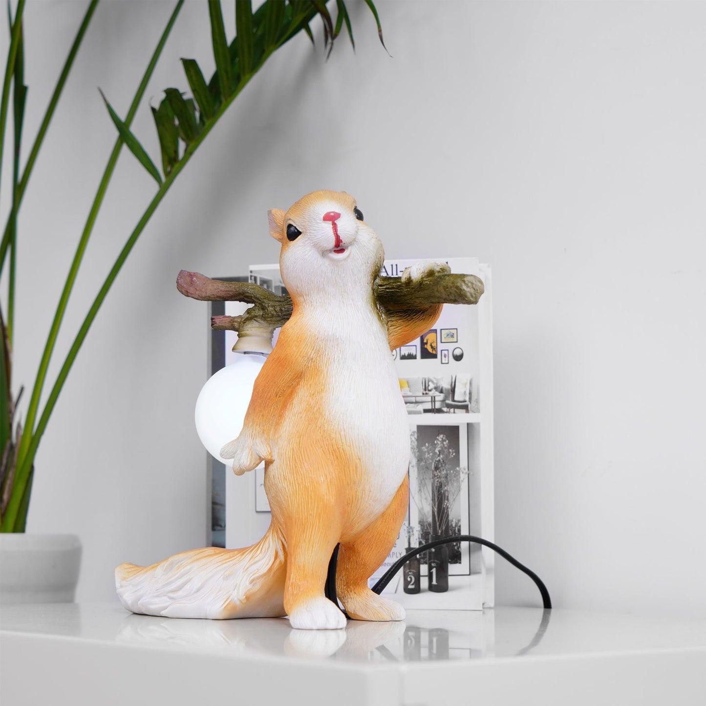 Tischlampe Eichhörnchen – Dekorative LED-Lampe mit Sockel aus Harz und Glas