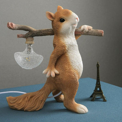 Tischlampe Eichhörnchen – Dekorative LED-Lampe mit Sockel aus Harz und Glas