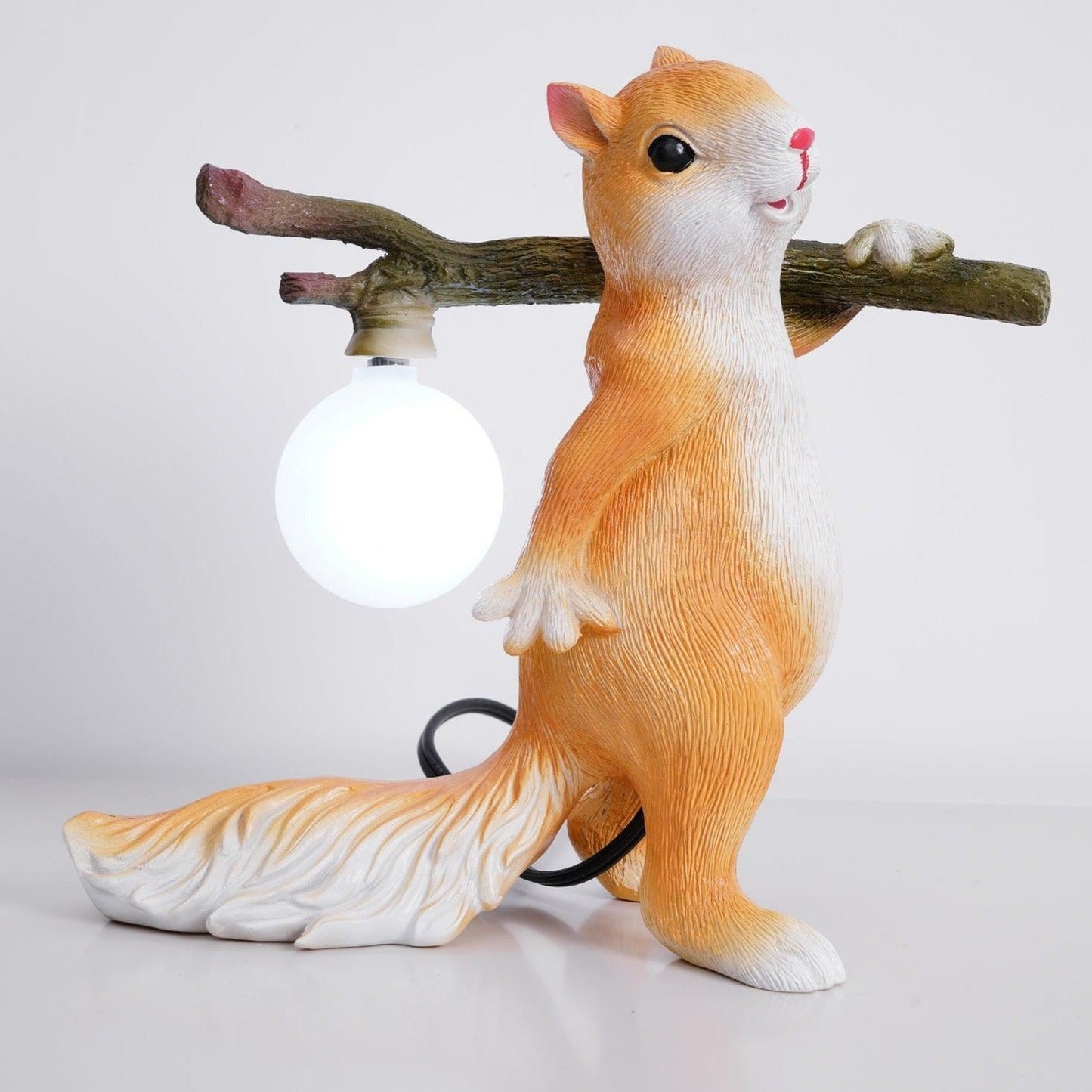 Garduru Tischlampe – Ein skurriler und bezaubernder Lichtakzent
