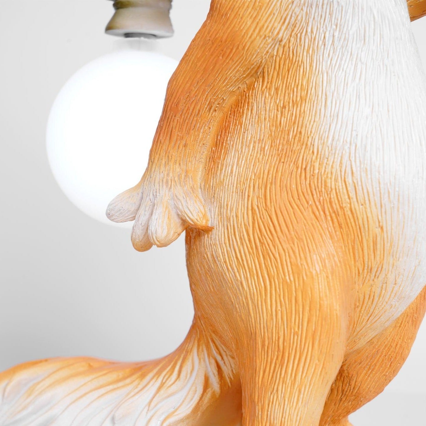 Garduru Tischlampe – Ein skurriler und bezaubernder Lichtakzent