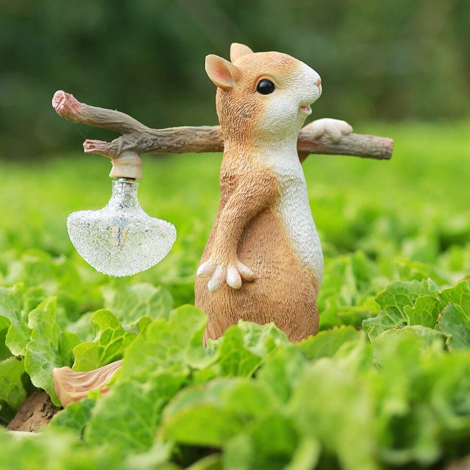 Tischlampe Eichhörnchen – Dekorative LED-Lampe mit Sockel aus Harz und Glas