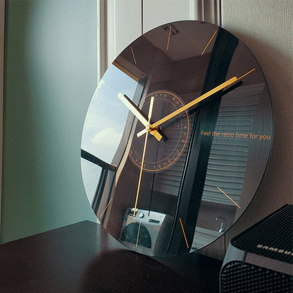 Moderne Wanduhr aus Glas