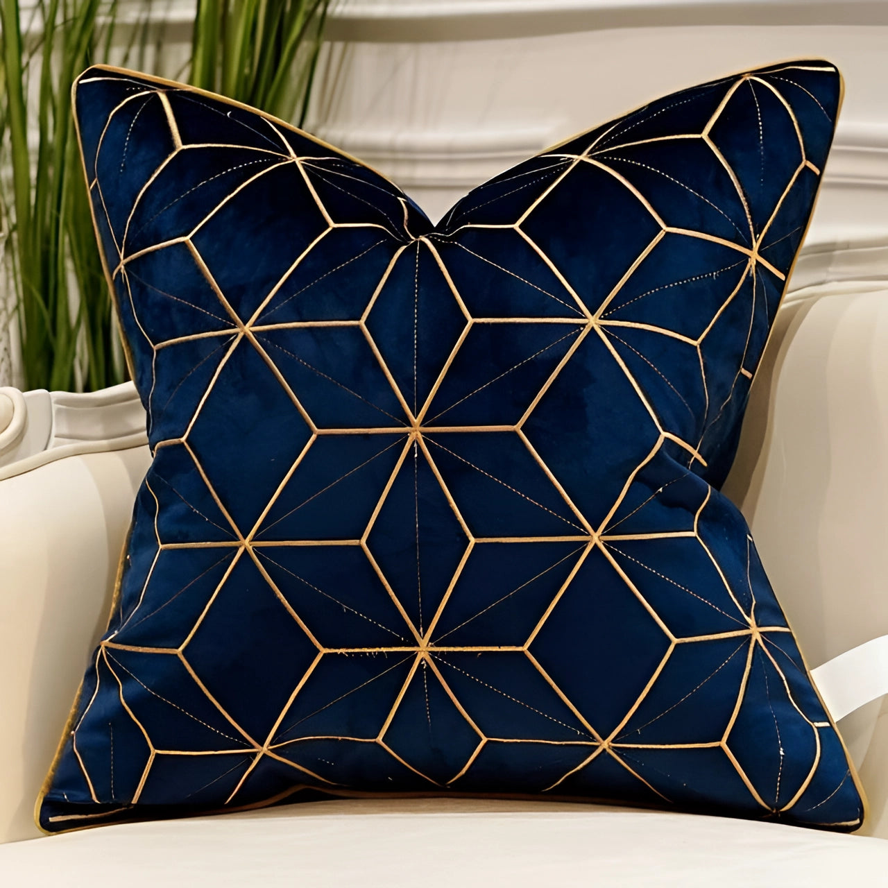 Garduru Samt Dekokissen mit geometrischem Design und Goldakzenten