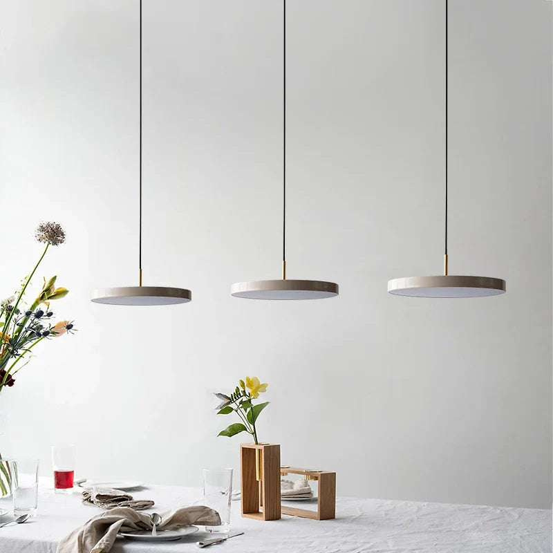 Garduru – Futuristische Metall LED Pendelleuchte