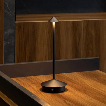 Carlyn Arrow LED Tischlampe