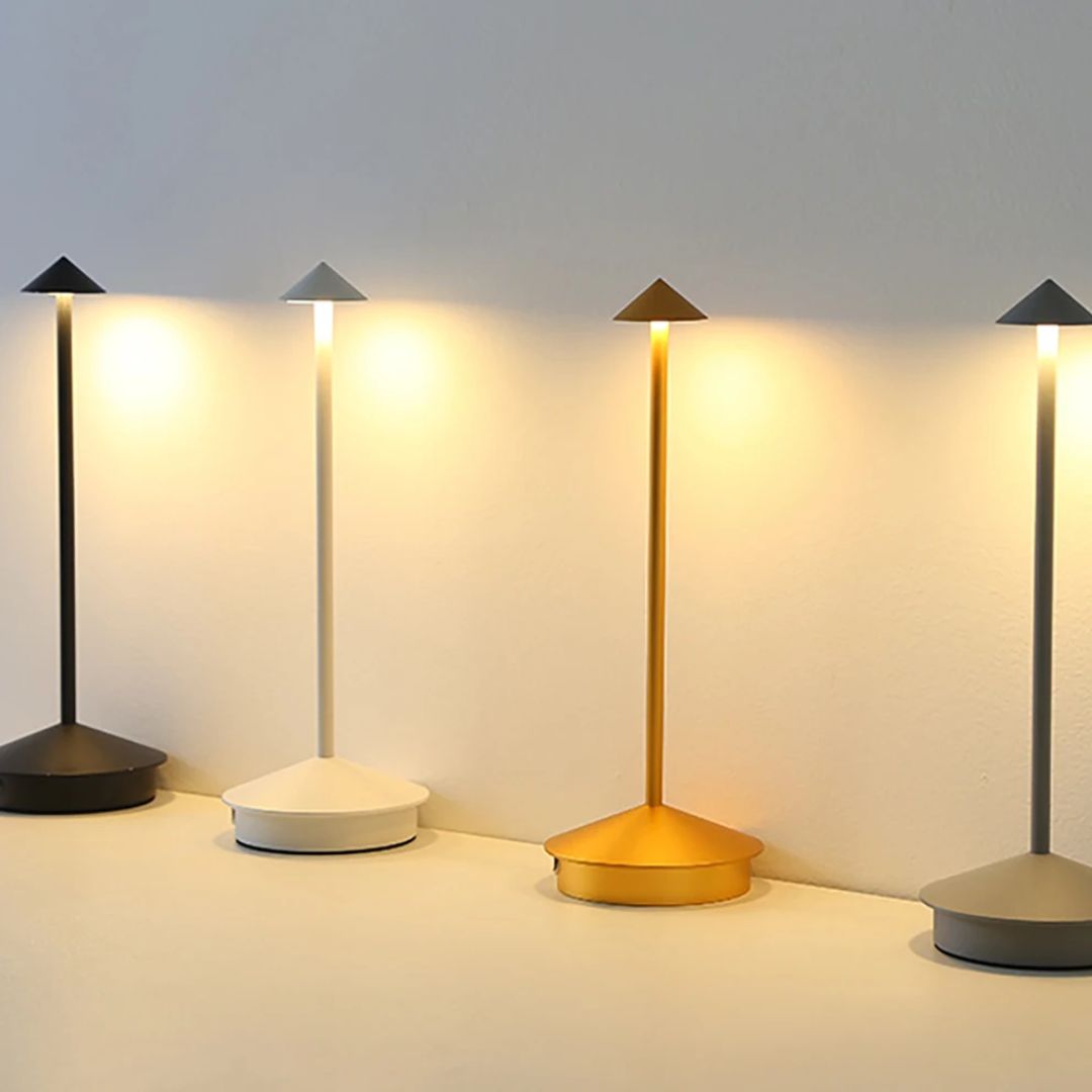 Carlyn Arrow LED Tischlampe