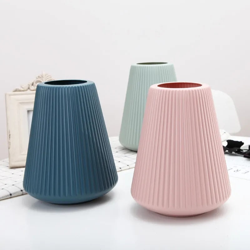 Moderne Vasen mit Rillenstruktur für elegante Dekoration