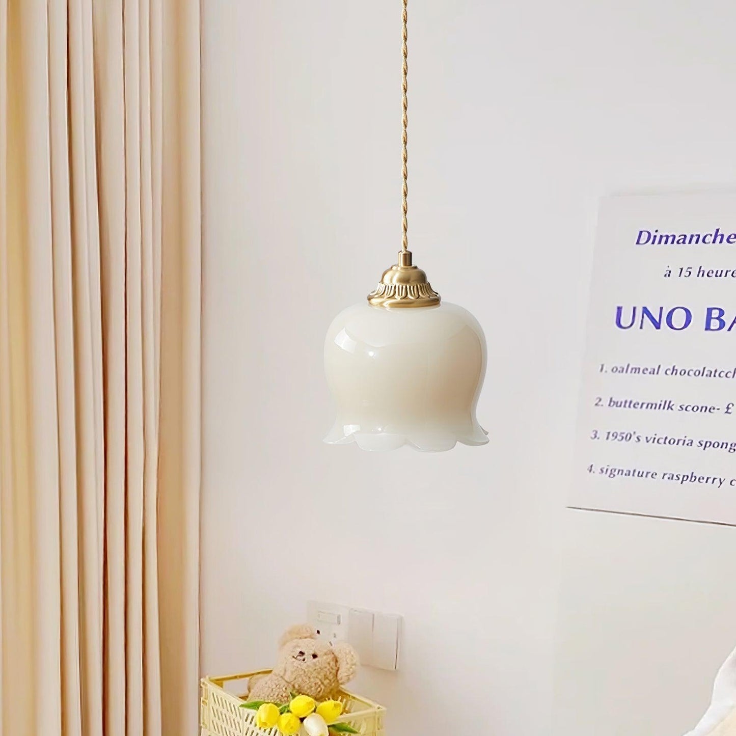 Suspension Talblume – Lampe aus Messing und Harz, inspiriert von natürlichen Blumen