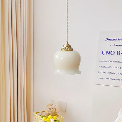 Suspension Talblume – Lampe aus Messing und Harz, inspiriert von natürlichen Blumen