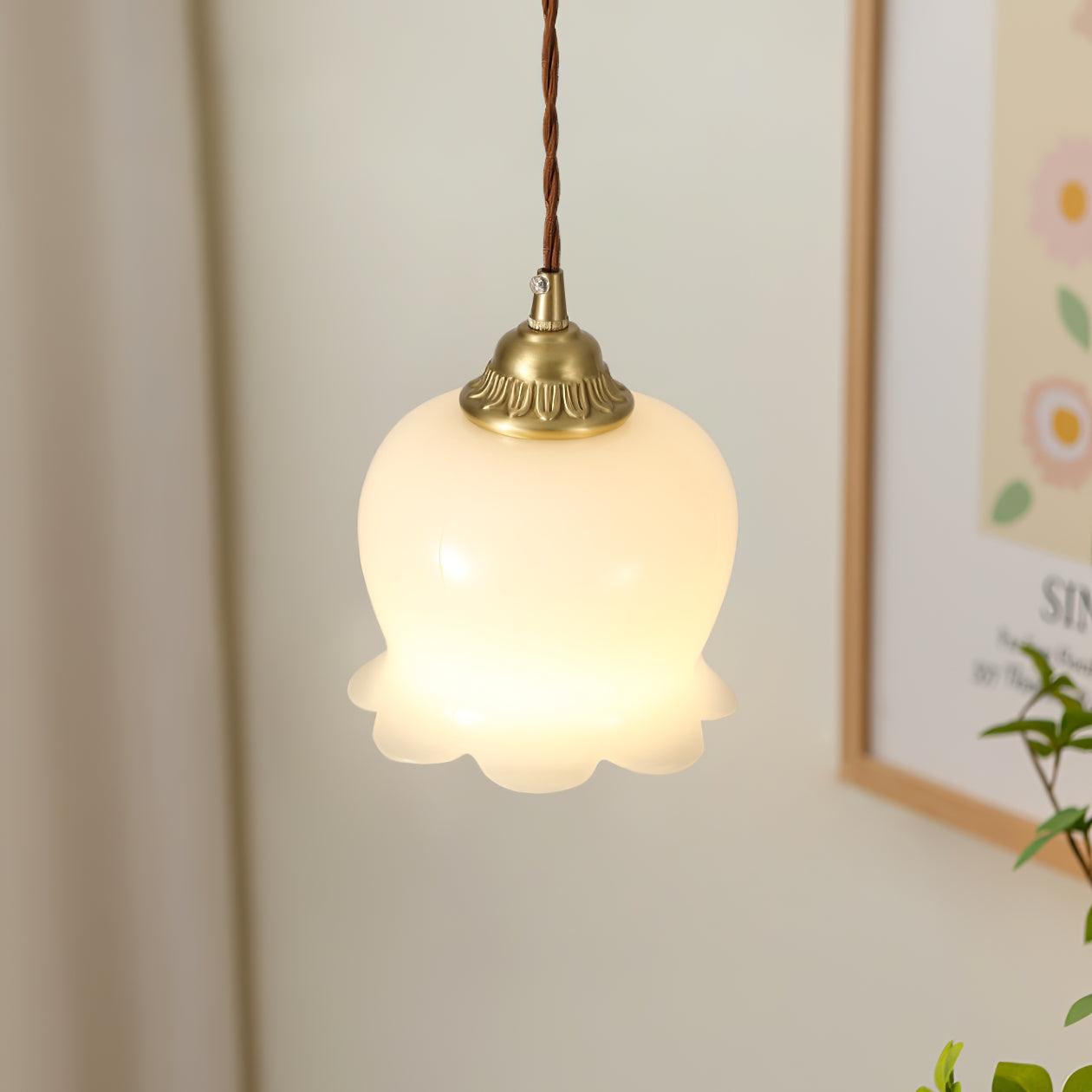 Suspension Talblume – Lampe aus Messing und Harz, inspiriert von natürlichen Blumen
