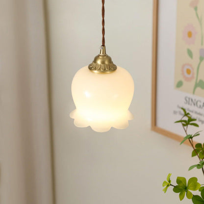 Suspension Talblume – Lampe aus Messing und Harz, inspiriert von natürlichen Blumen