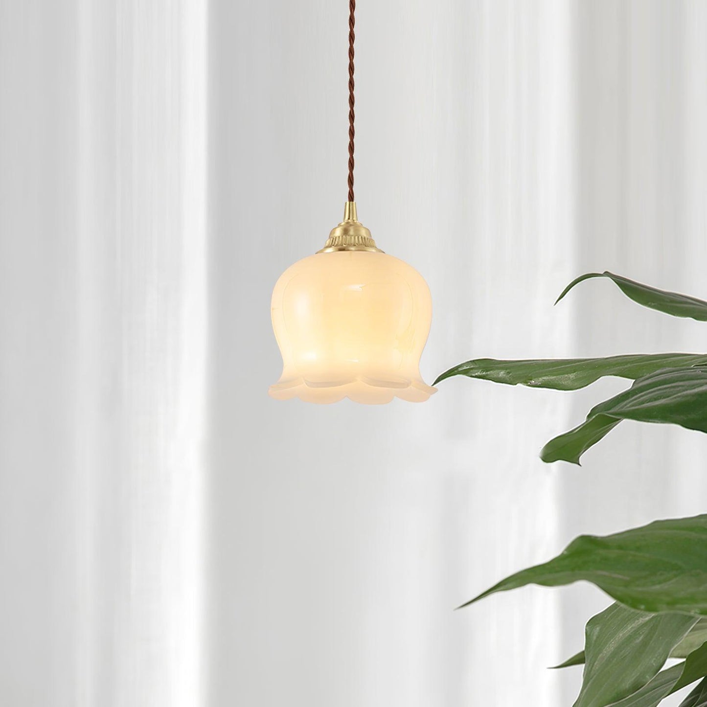Suspension Talblume – Lampe aus Messing und Harz, inspiriert von natürlichen Blumen