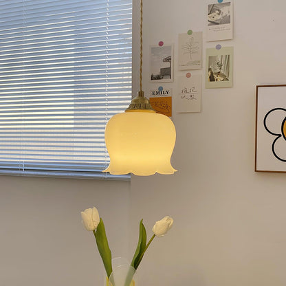 Suspension Talblume – Lampe aus Messing und Harz, inspiriert von natürlichen Blumen