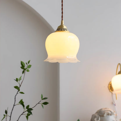 Suspension Talblume – Lampe aus Messing und Harz, inspiriert von natürlichen Blumen
