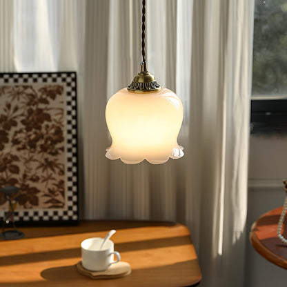 Suspension Talblume – Lampe aus Messing und Harz, inspiriert von natürlichen Blumen