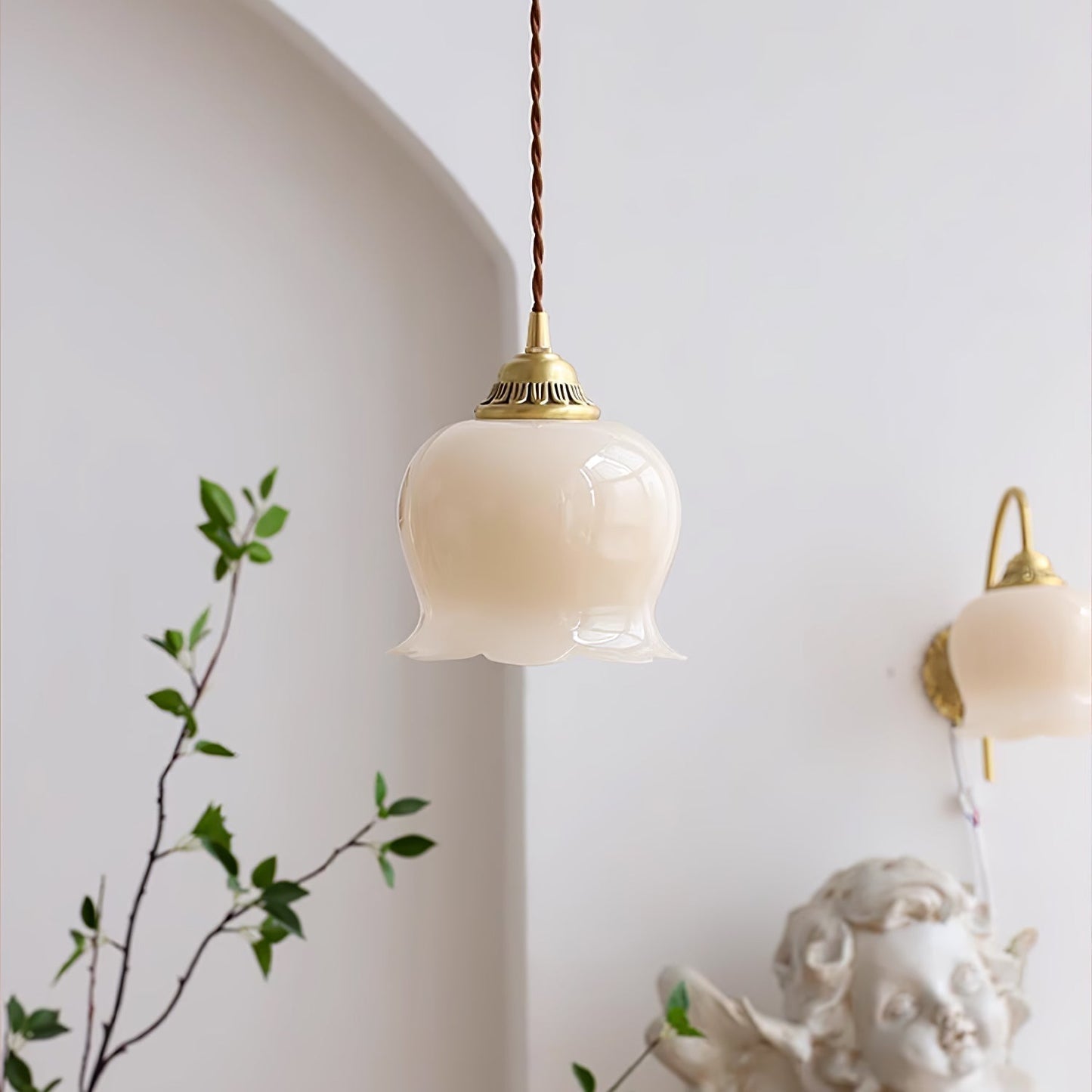 Suspension Talblume – Lampe aus Messing und Harz, inspiriert von natürlichen Blumen