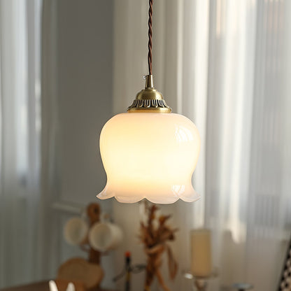 Suspension Talblume – Lampe aus Messing und Harz, inspiriert von natürlichen Blumen
