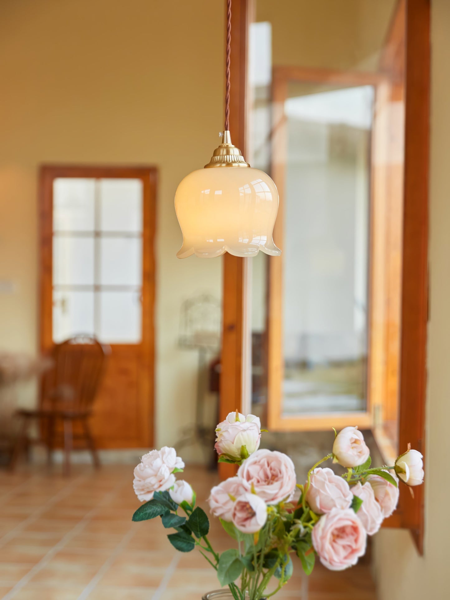 Suspension Talblume – Lampe aus Messing und Harz, inspiriert von natürlichen Blumen