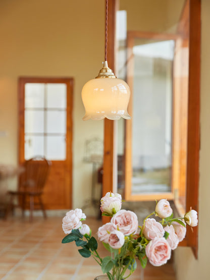 Suspension Talblume – Lampe aus Messing und Harz, inspiriert von natürlichen Blumen