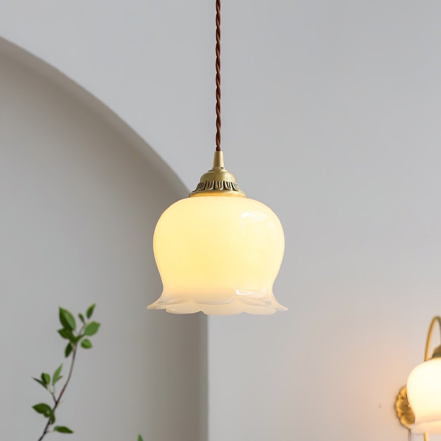 Suspension Talblume – Lampe aus Messing und Harz, inspiriert von natürlichen Blumen