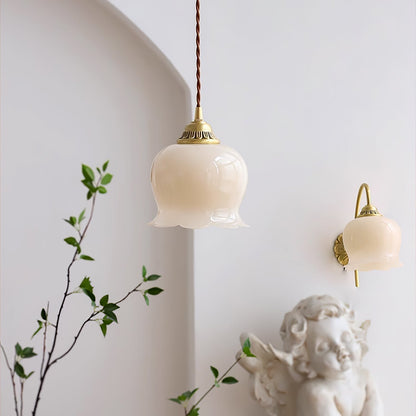 Suspension Talblume – Lampe aus Messing und Harz, inspiriert von natürlichen Blumen