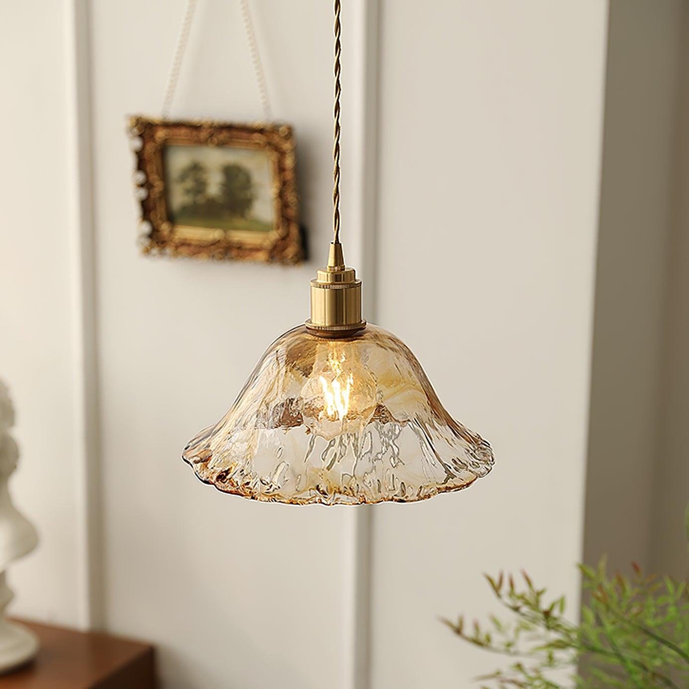 Braune Pendelleuchte für Wohnkultur | Sanft schimmerndes Glasdesign