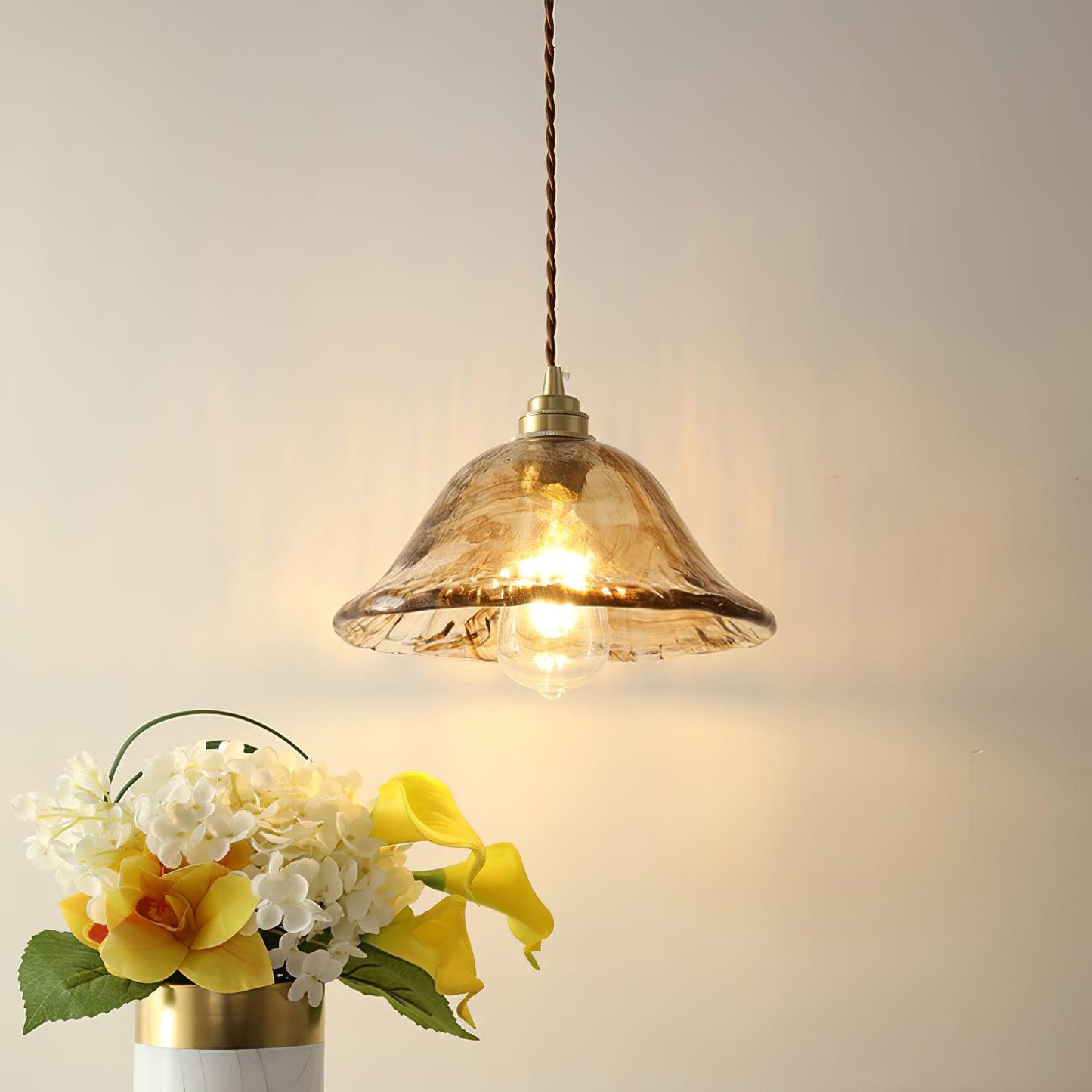 Garduru Braune Glas Pendelleuchte – Klassische Messing- und Metall-Deckenlampe