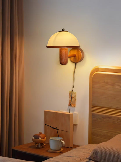 Wandlampe Pilz aus Holz – Elegante Eichenlampe mit weißem Lampenschirm