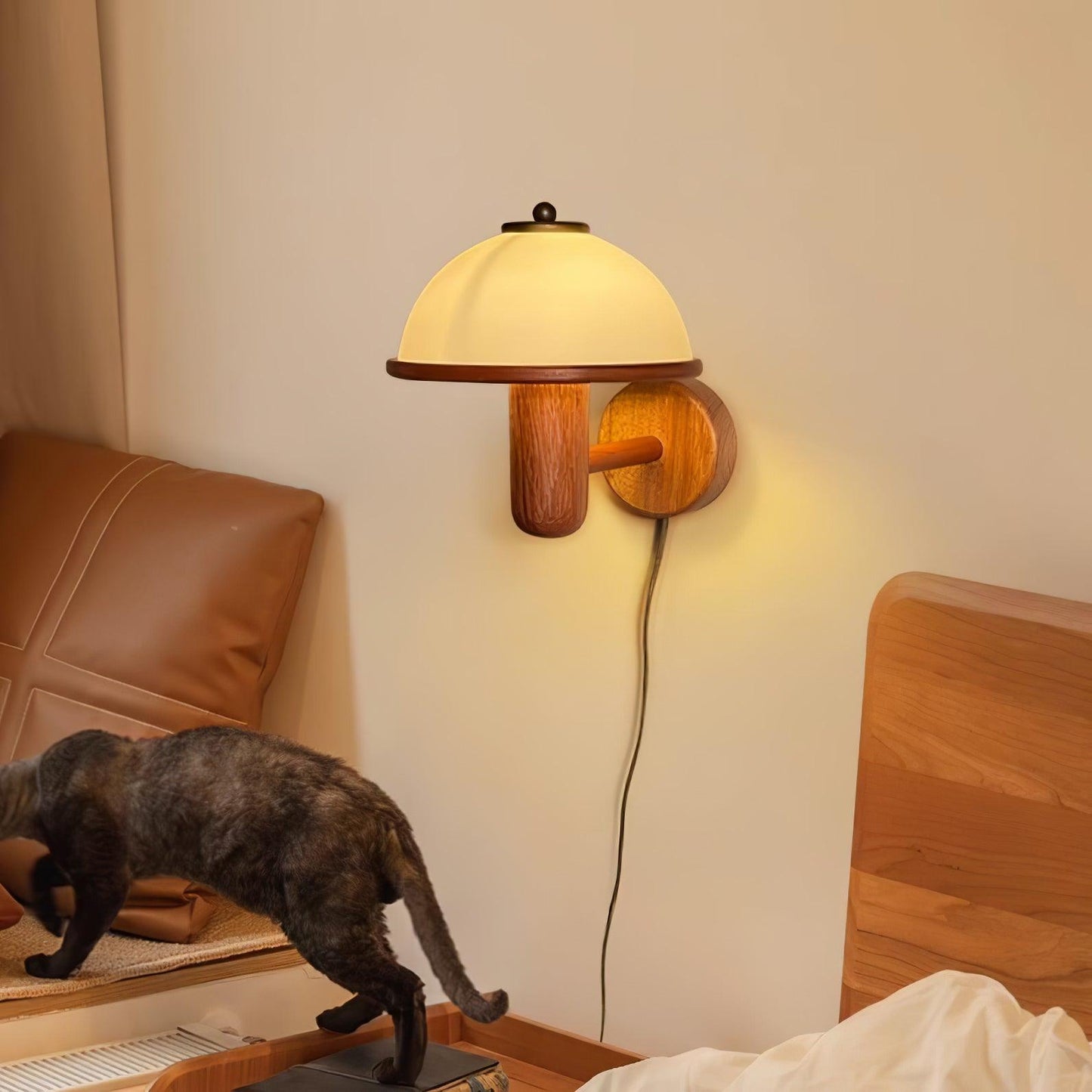 Wandlampe Pilz aus Holz – Elegante Eichenlampe mit weißem Lampenschirm