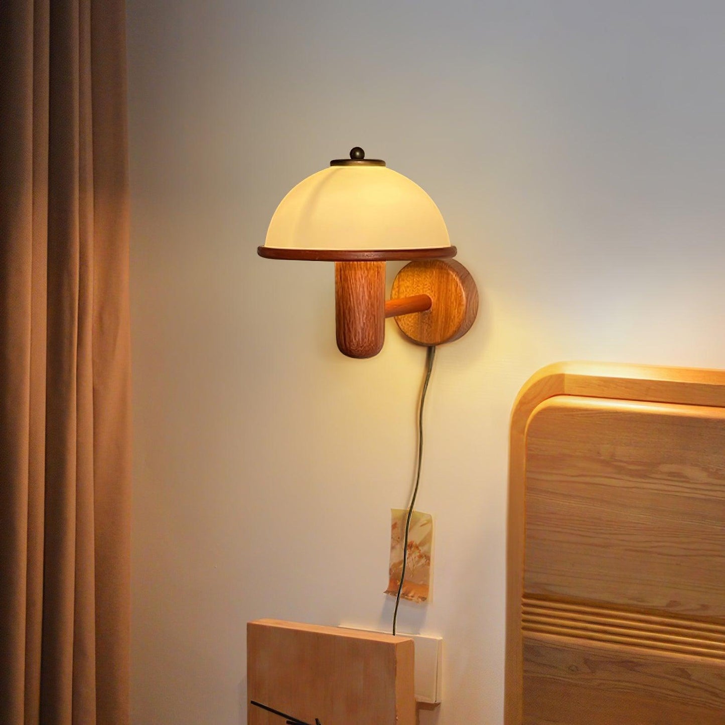 Wandlampe Pilz aus Holz – Elegante Eichenlampe mit weißem Lampenschirm