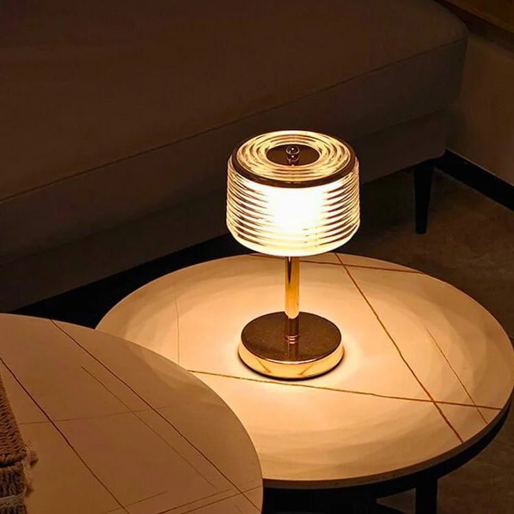 Elegante Ringlampe mit vergoldetem Sockel und einstellbarer Helligkeit