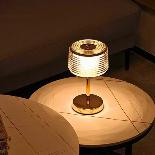 Tischlampe in Gold mit mehrschichtigem Schirm – Moderne Eleganz für Wohnzimmer und Büro