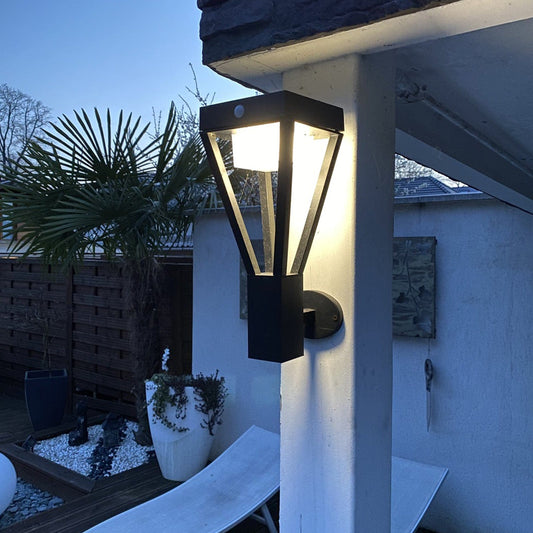 Solar-Wandleuchte für den Außenbereich mit Bewegungserkennung und 600 Lumen