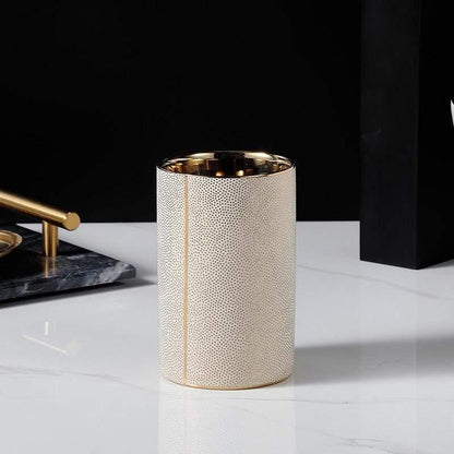 LuxeBain – Elegantes Keramik-Badset mit goldenen Akzenten