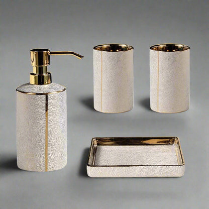 LuxeBain – Elegantes Keramik-Badset mit goldenen Akzenten