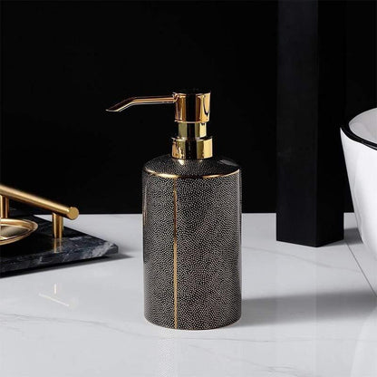 LuxeBain – Elegantes Keramik-Badset mit goldenen Akzenten