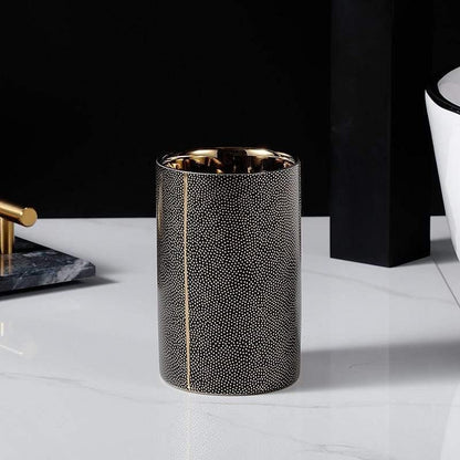 LuxeBain – Elegantes Keramik-Badset mit goldenen Akzenten