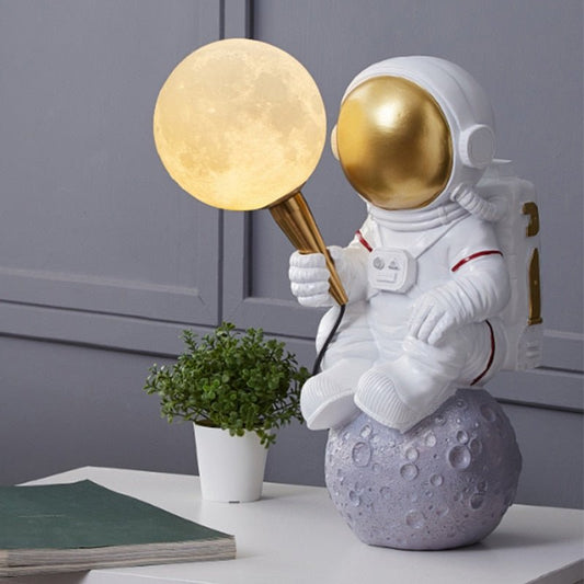 AstroGlow – Luxus Astronauten Tischlampe mit kosmischer Eleganz