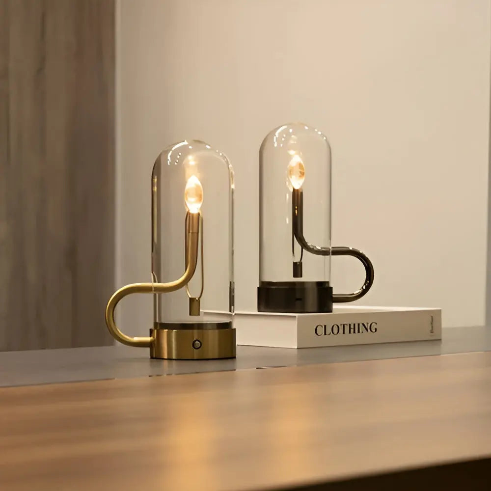 Minimalistische Tischlampe mit Glaskuppel und Metallbasis