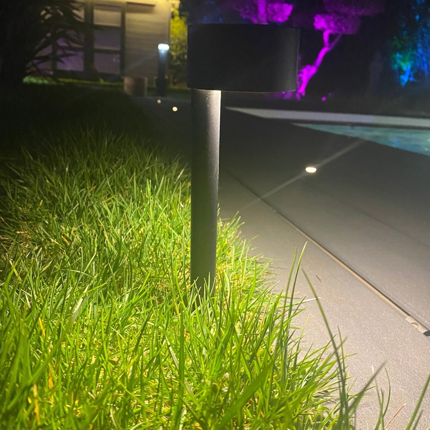 Elegante Solar-Gartenlampe mit 100 Lumen für stimmungsvolle Gartenbeleuchtung
