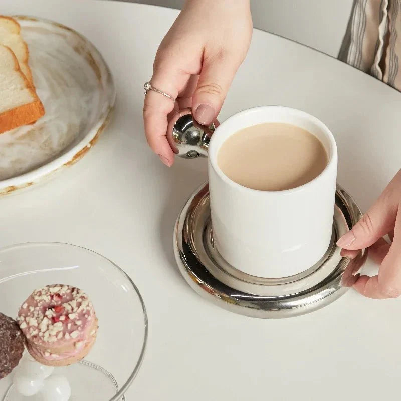 Auffälliges Kaffeetassen- und Untertassen-Set aus Keramik