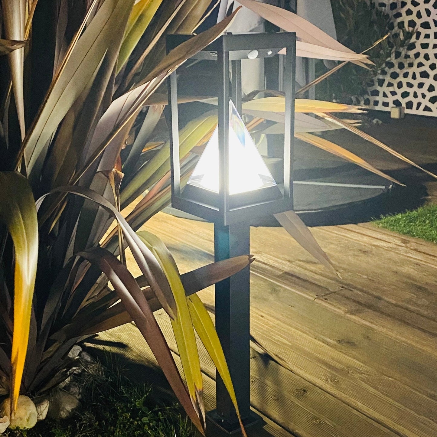 Solar-Weglicht mit Edelstahl-Gehäuse und Bewegungsmelder