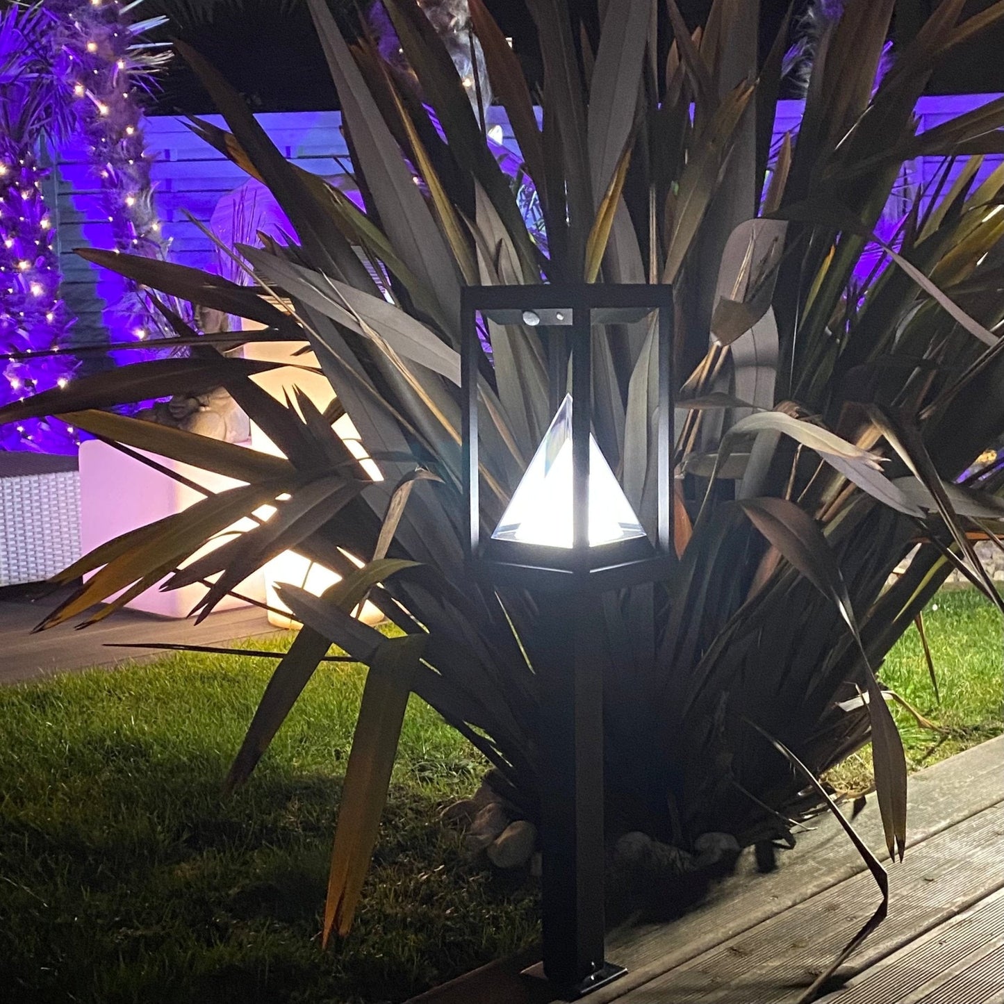 Solar-Weglicht mit Edelstahl-Gehäuse und Bewegungsmelder