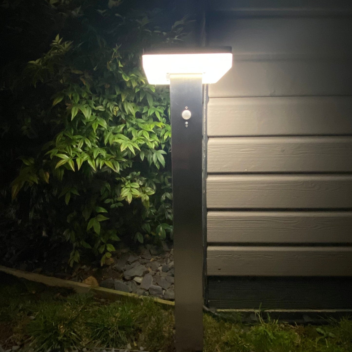 Solar Außenlampe mit Bewegungssensor und 1000 Lumen Beleuchtung