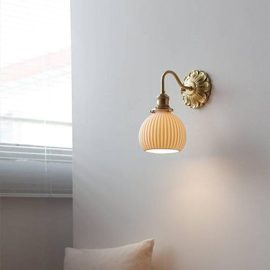 Garduru & Weiße Keramikwandleuchte – Klassische Eleganz für zeitlose Interiors