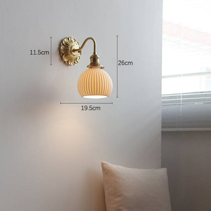 Garduru & Weiße Keramikwandleuchte – Klassische Eleganz für zeitlose Interiors