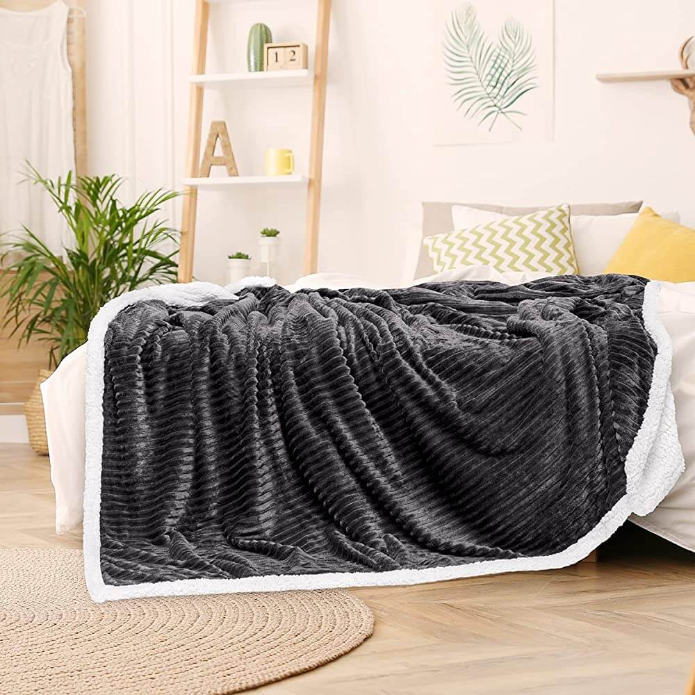 Wurfdecke, superweiche flauschige warme Streifenplüschdecke für Sofa Couch Bett